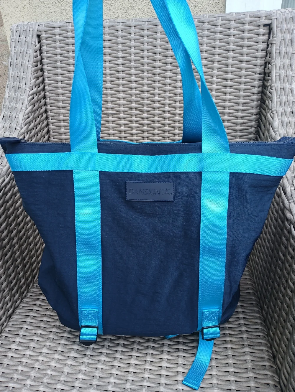 Danskin Convertible Sholder /backpack with Bright Turquoise Straps